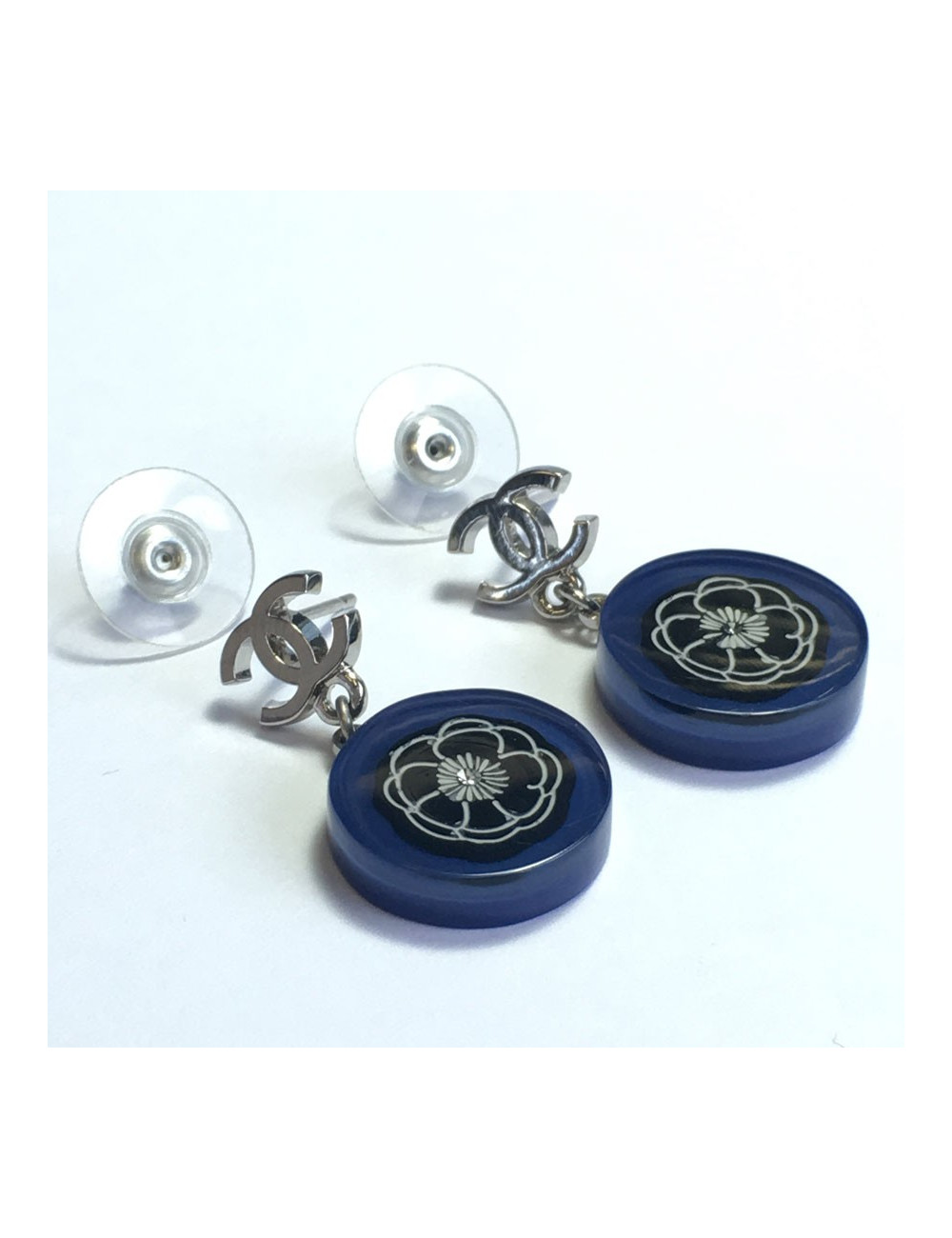 xxx Boucles d'oreille clous CHANEL en plexi bleu