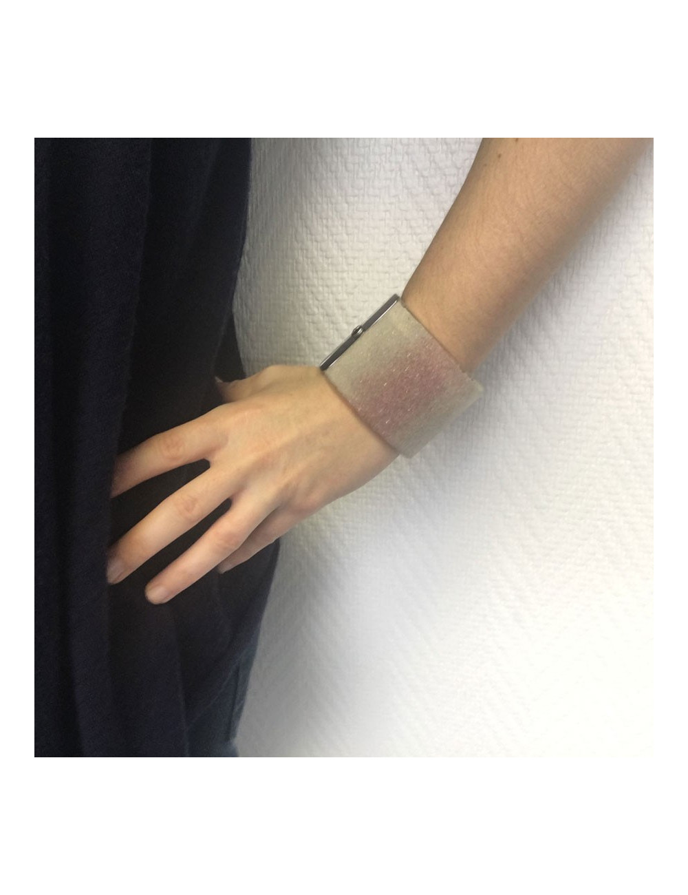 xxx Manchette CHANEL en plexi transparent pailleté blanc et rose