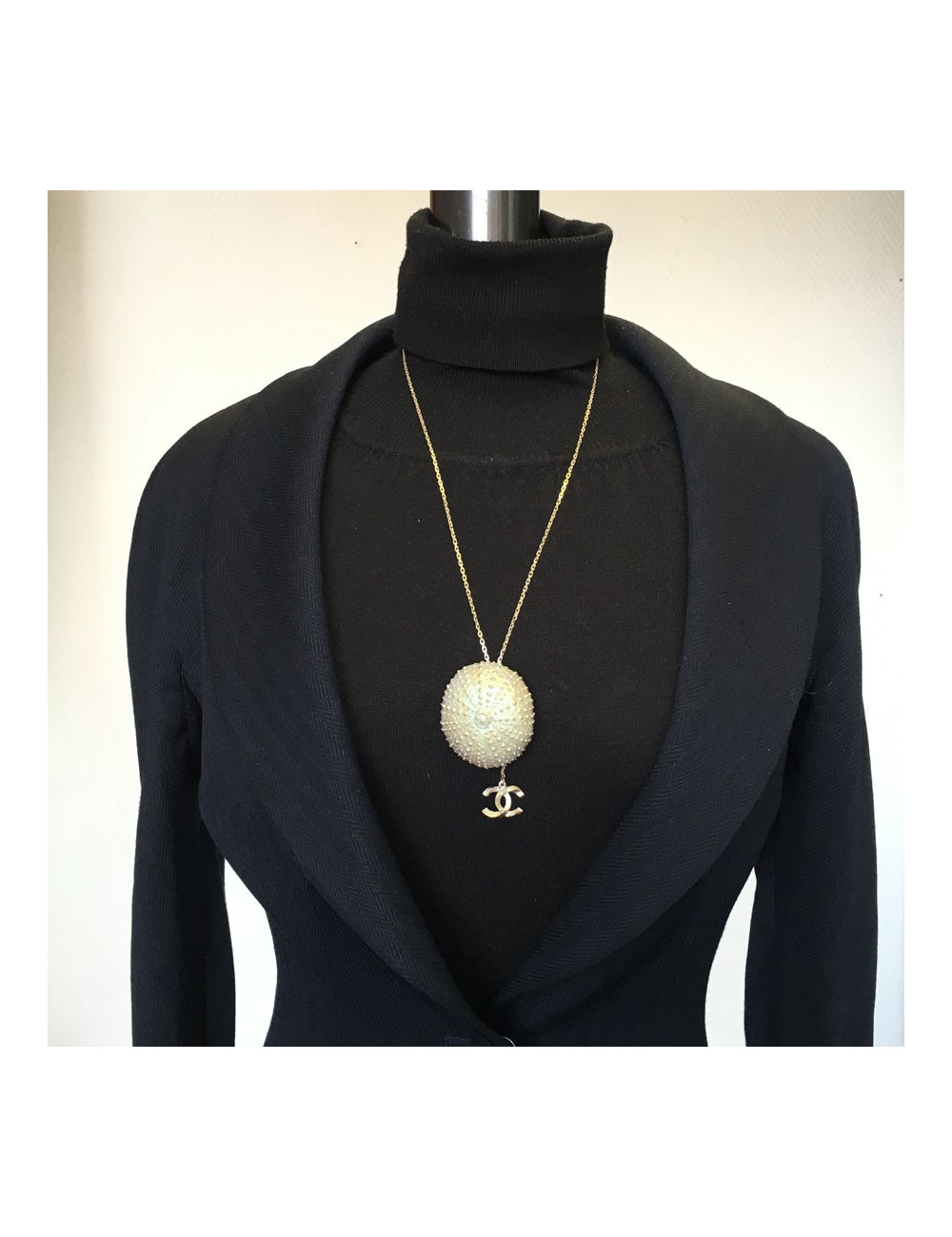 xxx Collier CHANEL "Oursin" en métal doré