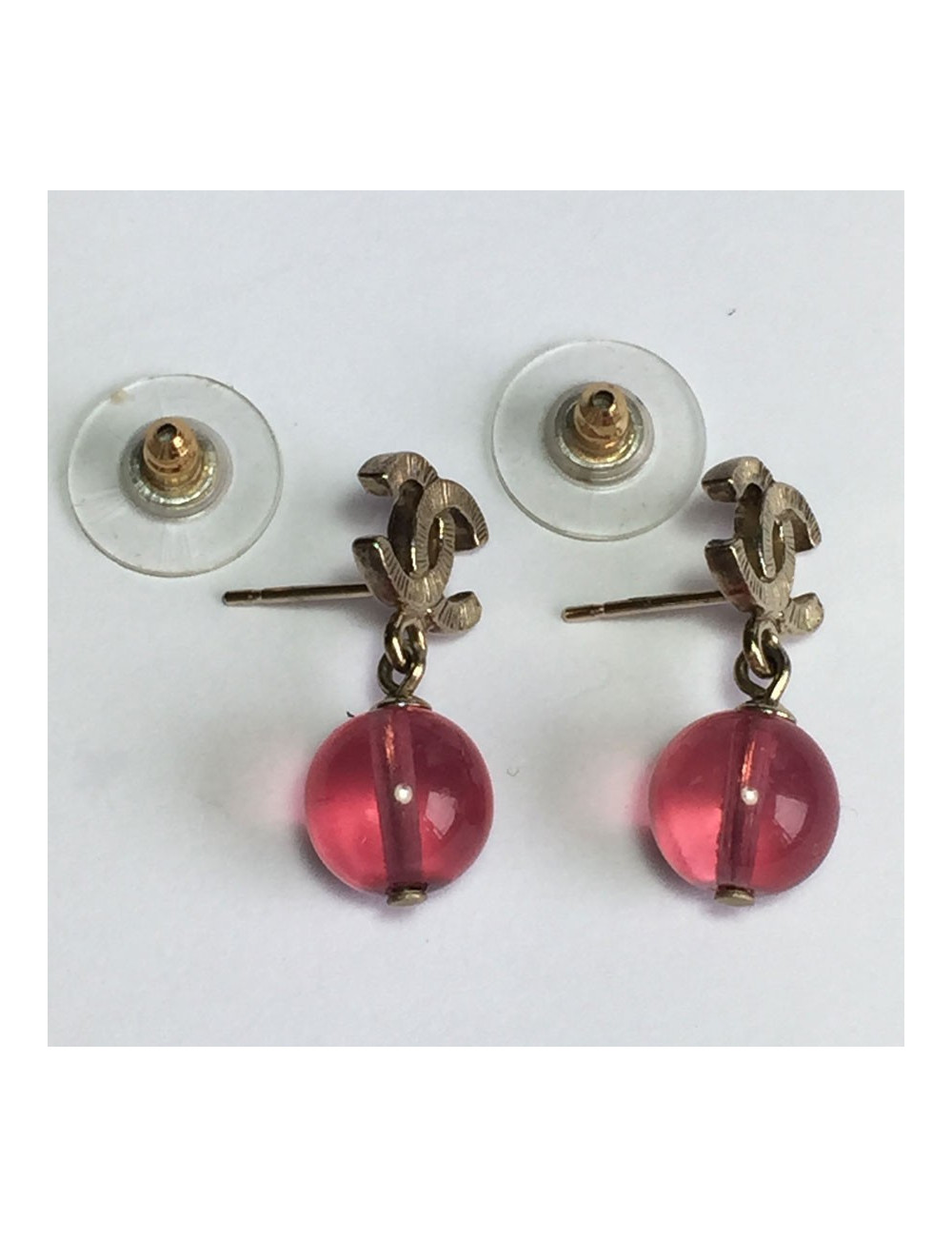 Boucles d'oreille clous cc CHANEL doré et perle rose