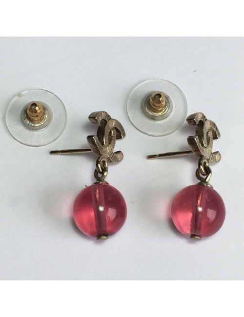 Boucles d'oreille clous cc CHANEL doré et perle rose