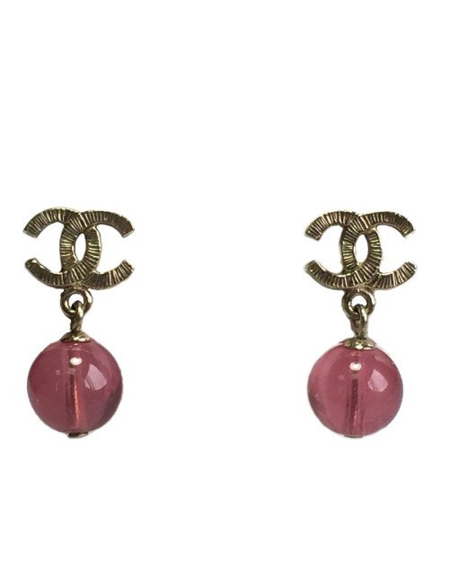 Boucles d'oreille clous cc CHANEL doré et perle rose