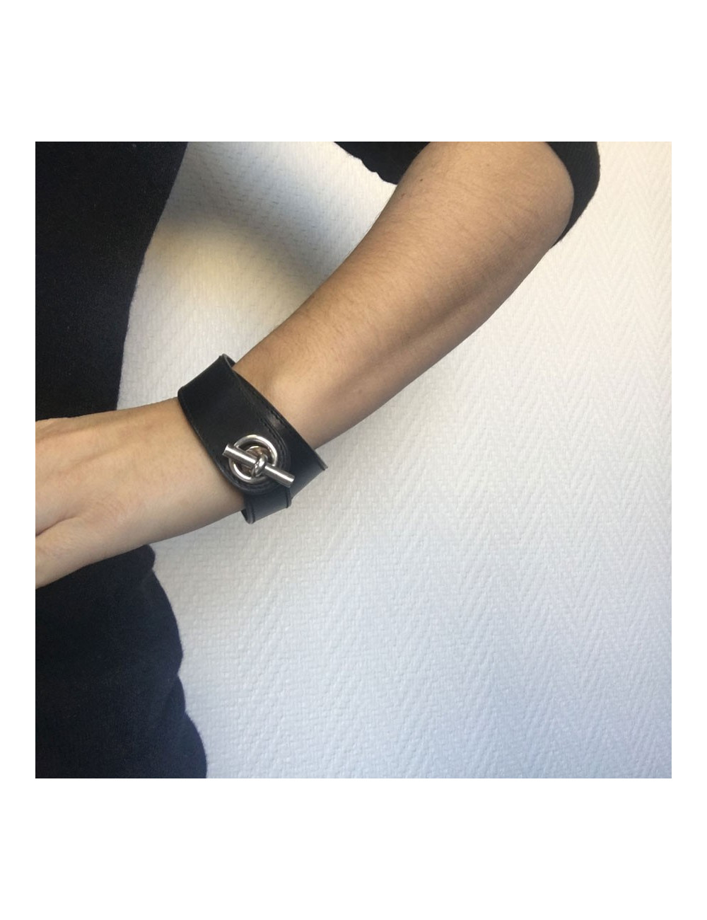 xxx Bracelet HERMES en cuir noir et boucle en argent massif
