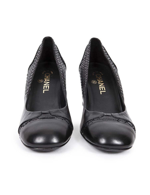 CHANEL T 38 leather and black python pumps