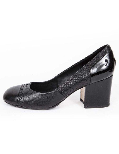 CHANEL T 38 leather and black python pumps