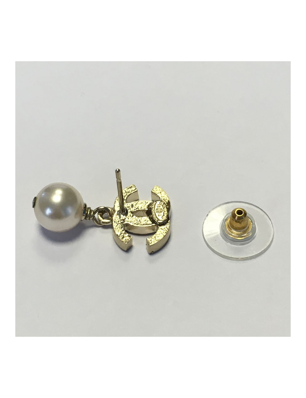 Clous d'oreilles CHANEL dorés & perle nacrée 