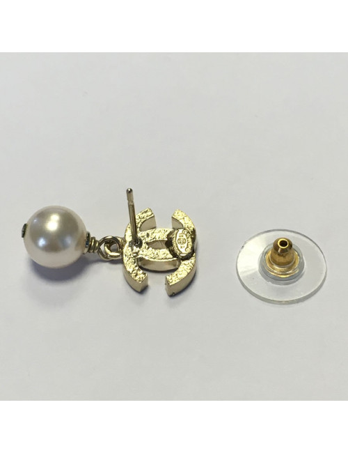 Clous d'oreilles CHANEL dorés & perle nacrée 