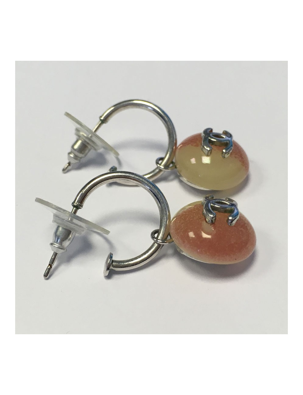 Boucles d'oreille clous CHANEL beige et rose