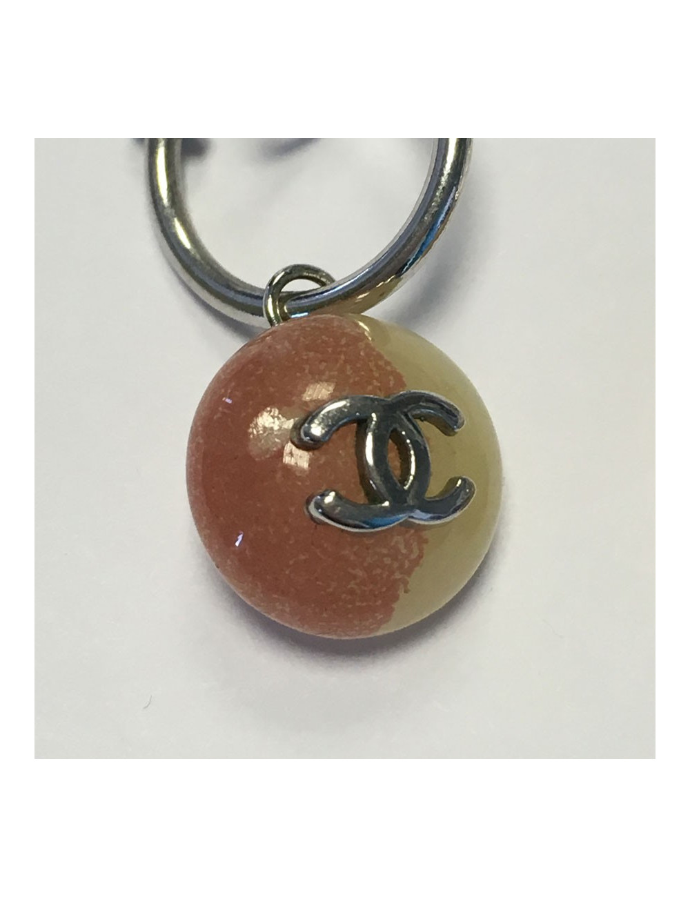 Boucles d'oreille clous CHANEL beige et rose