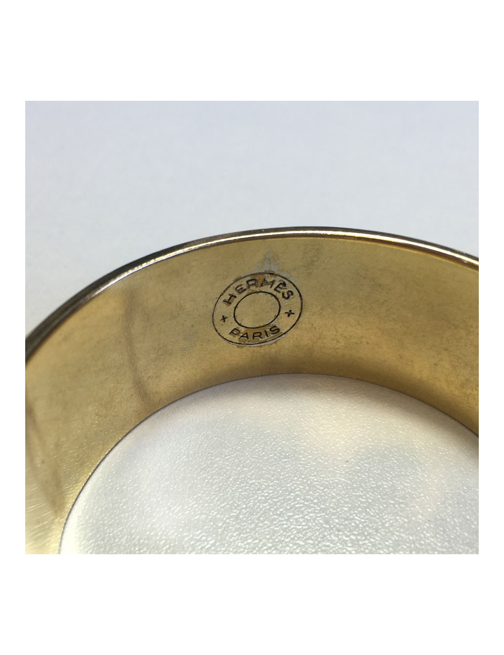 xxx Bracelet HERMES CDC en métal doré rigide