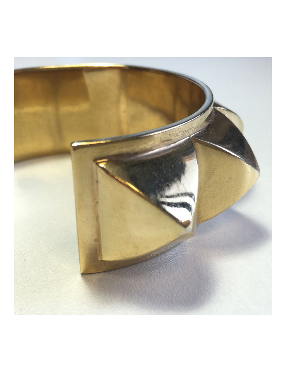 xxx Bracelet HERMES CDC en métal doré rigide