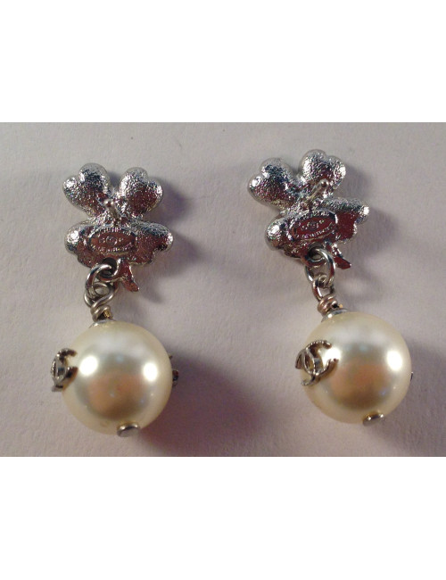 Boucles d'oreilles CHANEL trèfle strass et perle