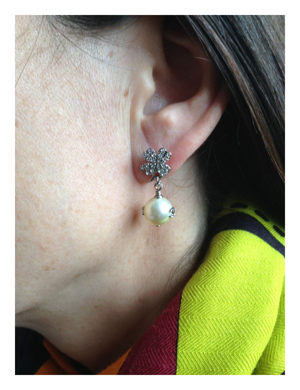 Boucles d'oreilles CHANEL trèfle strass et perle