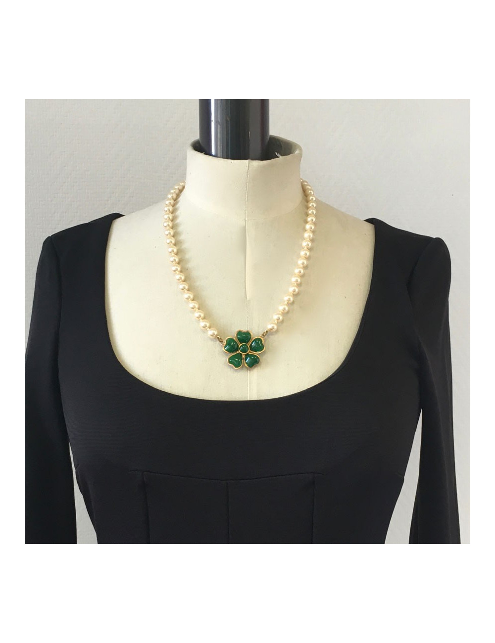 Collier MARGUERITE de VALOIS en perles et fleurette en pâte de verre