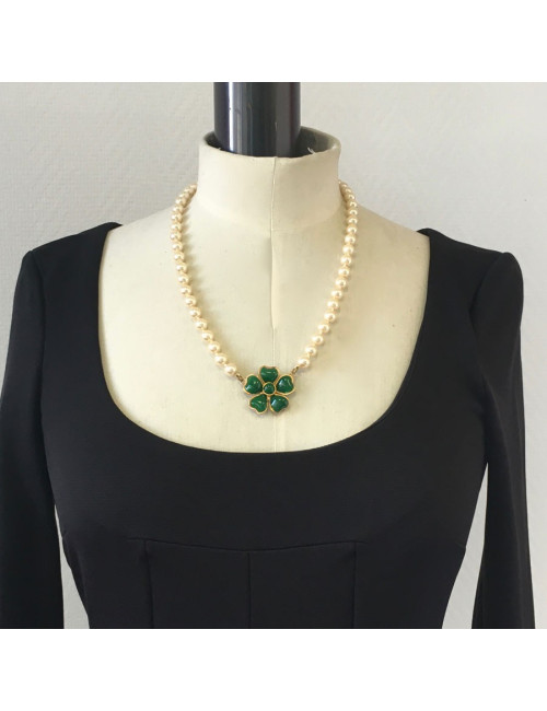 Collier MARGUERITE de VALOIS en perles et fleurette en pâte de verre