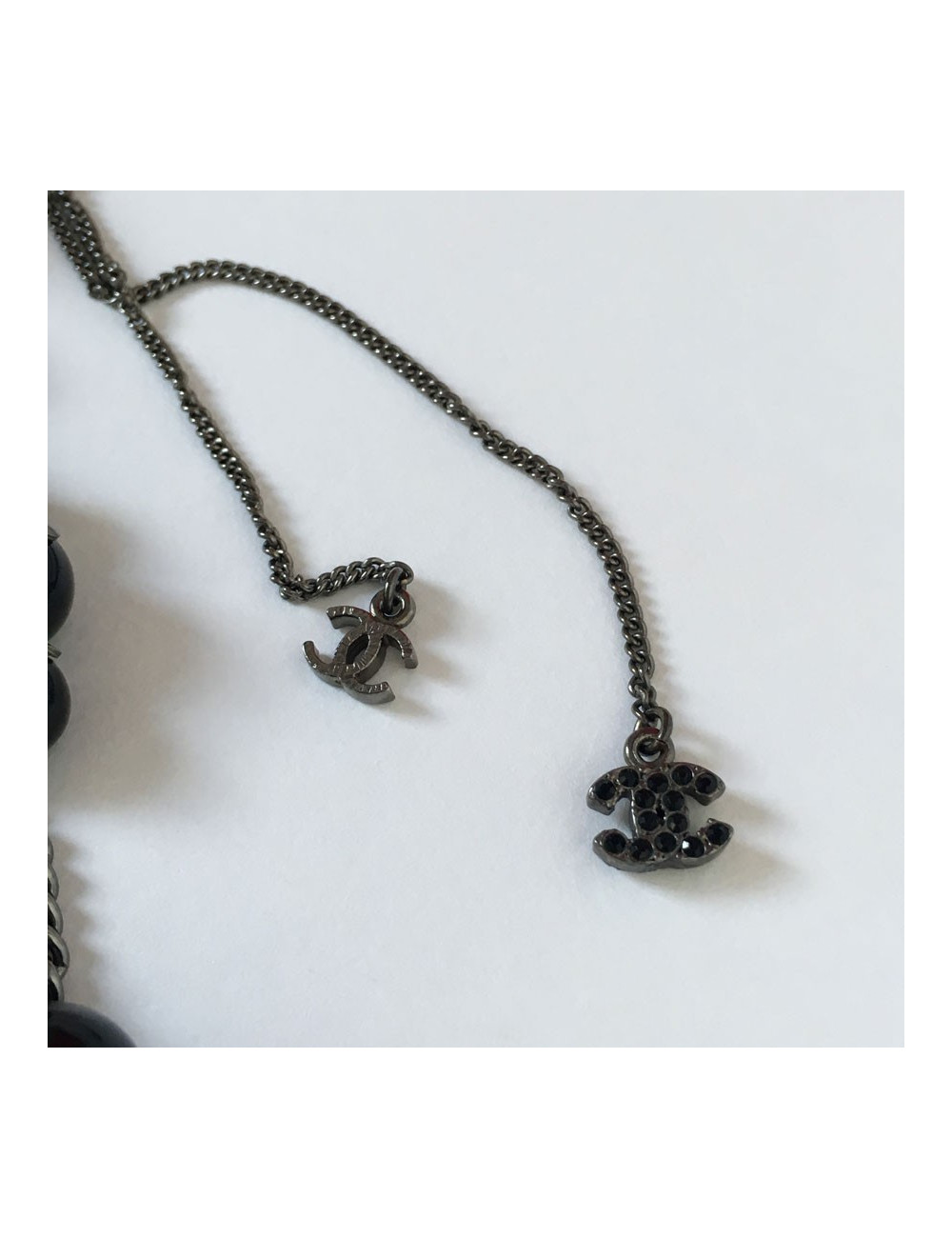xxx Sautoir CHANEL perles noires et chaînes argentées
