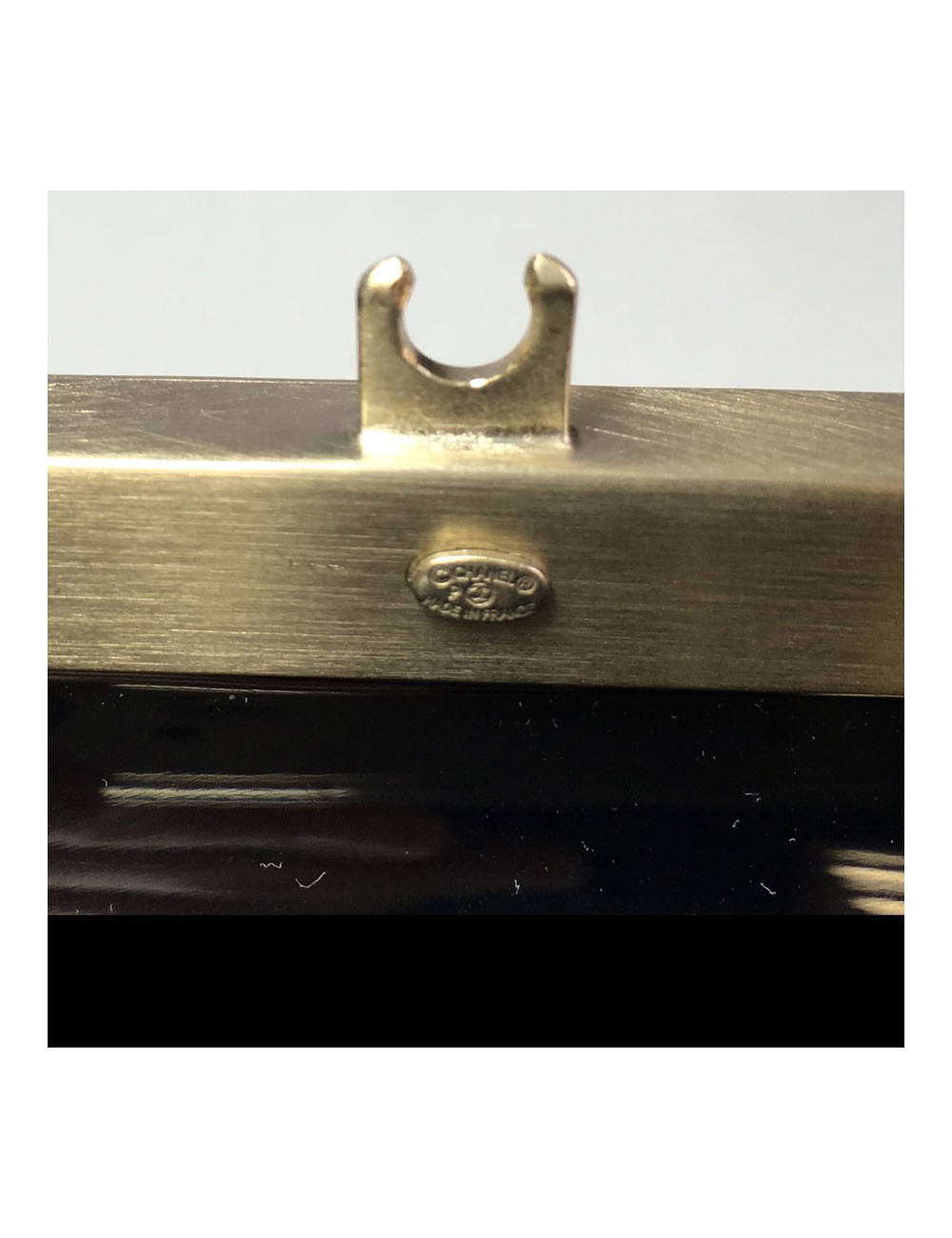 xxx Manchette CHANEL "Paris-Dallas" en résine noire et bijouterie en métal doré