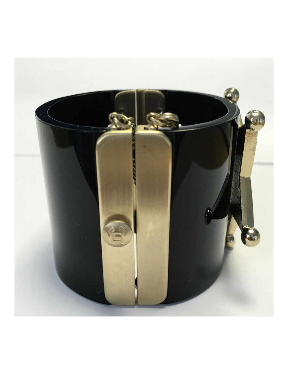 xxx Manchette CHANEL "Paris-Dallas" en résine noire et bijouterie en métal doré