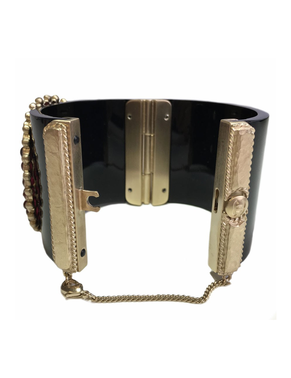 Manchette byzantine CHANEL en résine noire, métal doré et pâte de verre