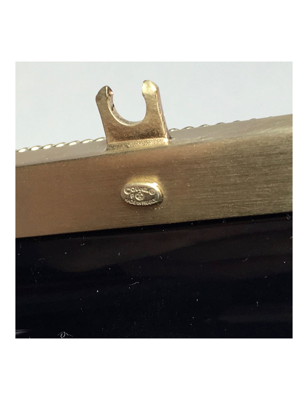 Manchette byzantine CHANEL en résine noire, métal doré et pâte de verre