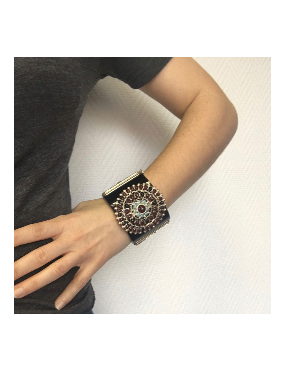 Manchette byzantine CHANEL en résine noire, métal doré et pâte de verre