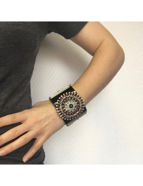 Manchette byzantine CHANEL en résine noire, métal doré et pâte de verre