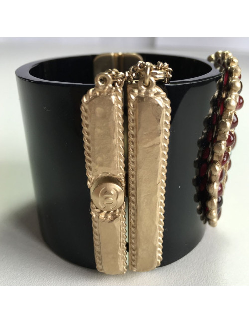 Manchette byzantine CHANEL en résine noire, métal doré et pâte de verre