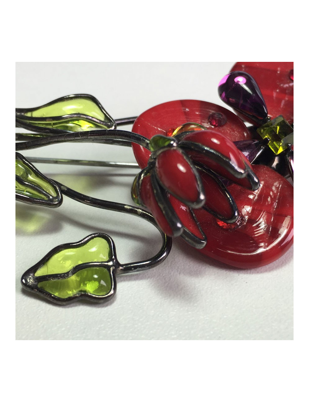 PIN LOULOU of the cliff in red and green glass