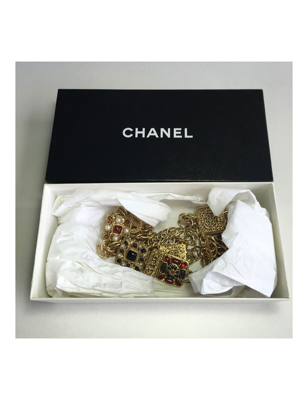 Sautoir  "Paris-Bombay " CHANEL en métal doré, CC et pâte de verre multicolore