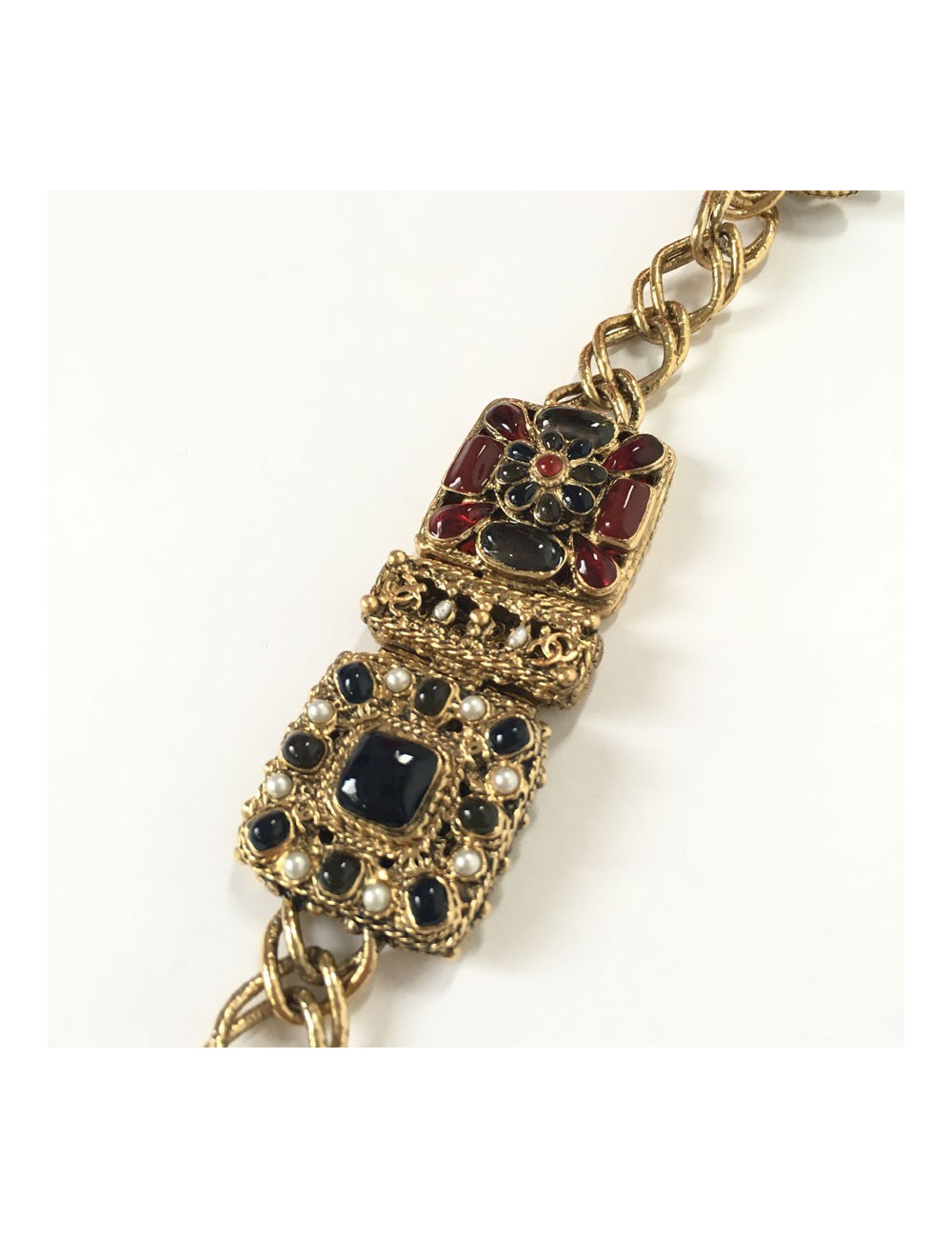 Sautoir  "Paris-Bombay " CHANEL en métal doré, CC et pâte de verre multicolore