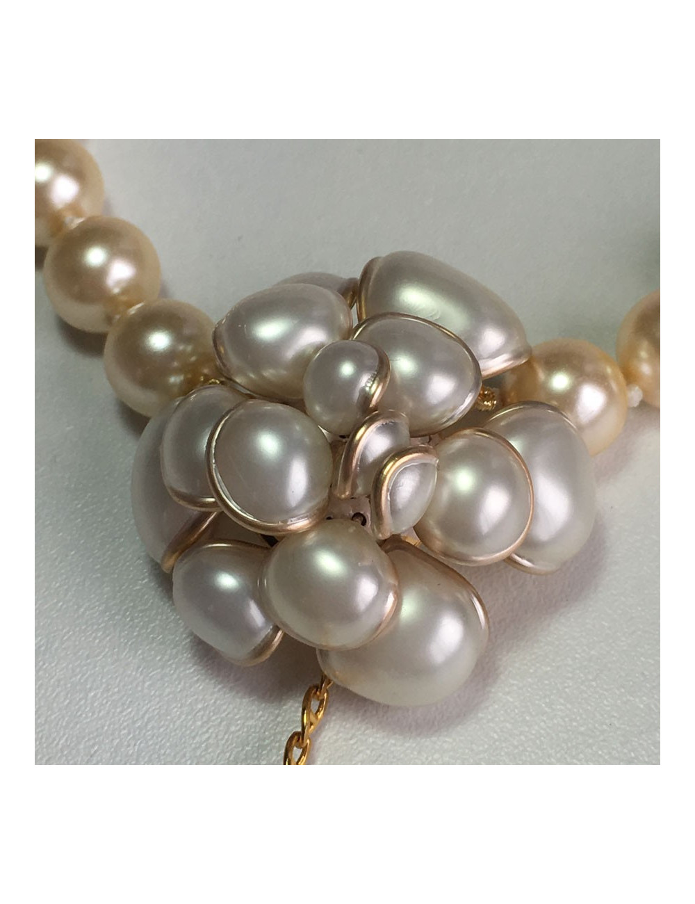 Collier camélia MARGUERITE de VALOIS en perles nacrées ivoire