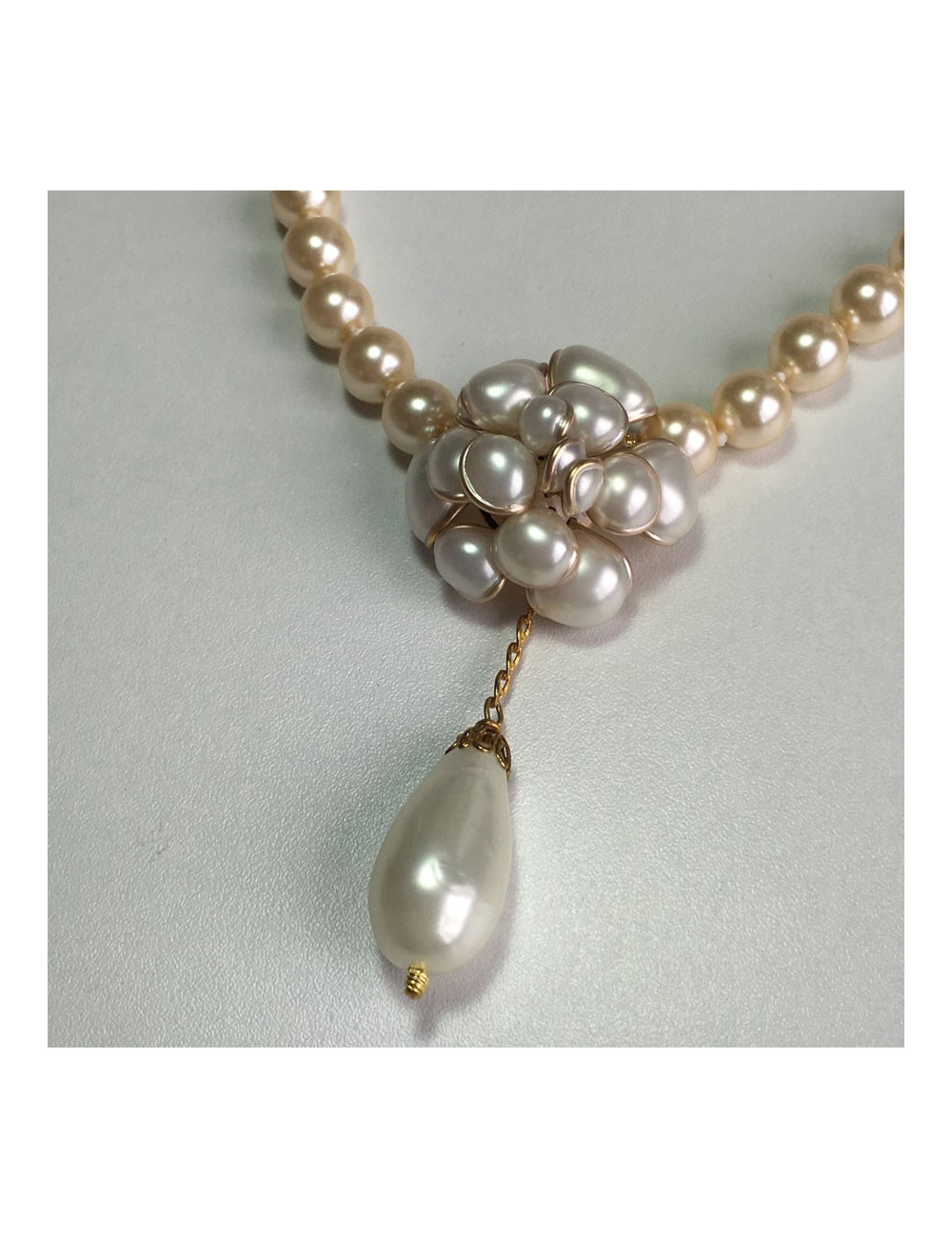 Collier camélia MARGUERITE de VALOIS en perles nacrées ivoire