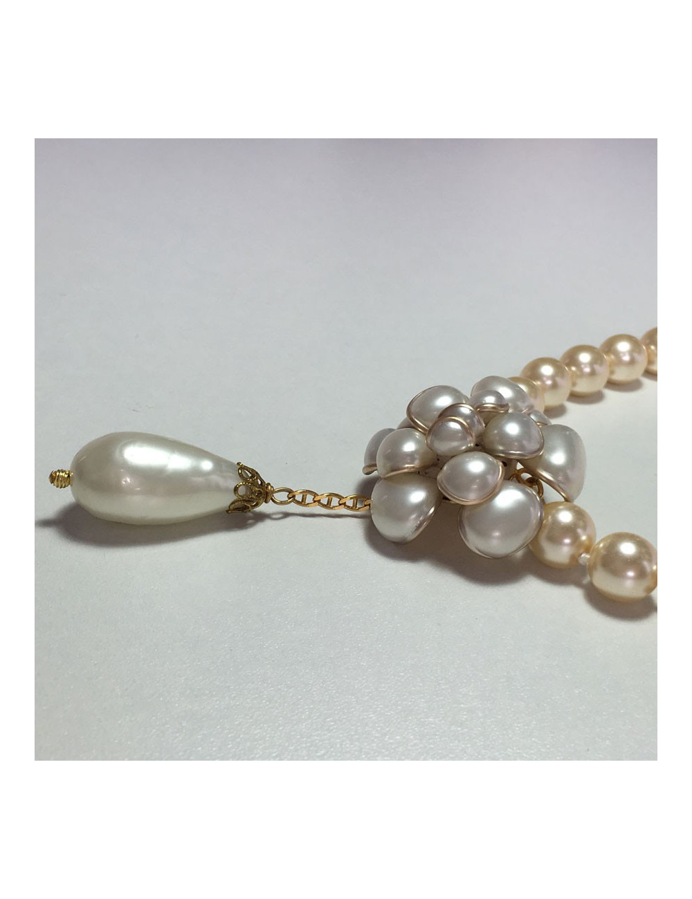MARGUERITE of VALOIS camellia necklace in pearly beads and gold metal