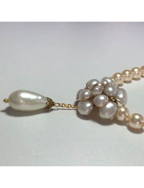 MARGUERITE of VALOIS camellia necklace in pearly beads and gold metal