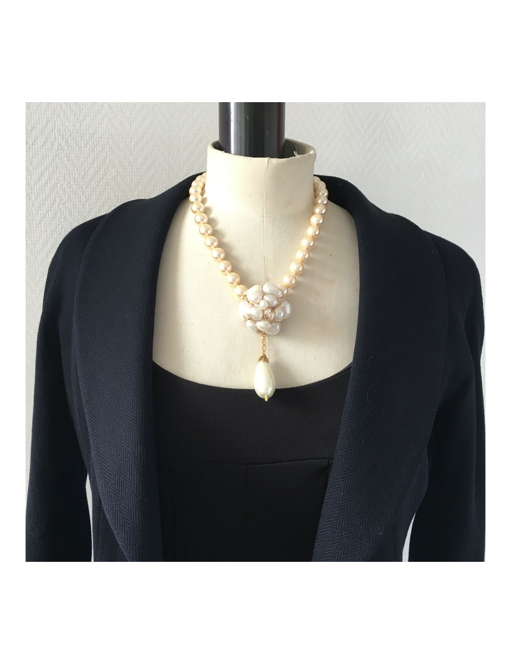 MARGUERITE of VALOIS camellia necklace in pearly beads and gold metal