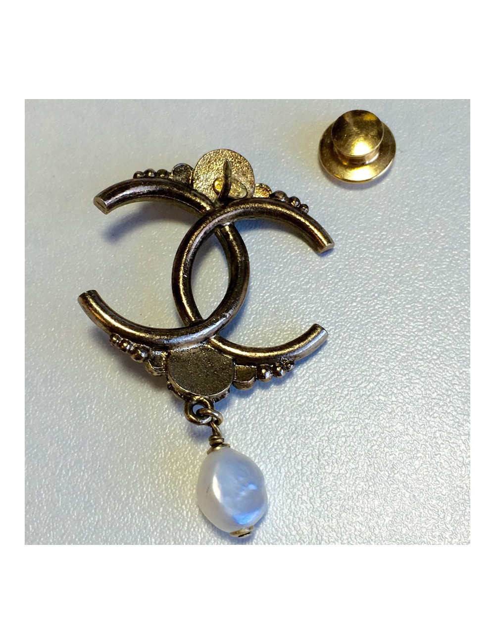 CHANEL CC metal gold, pearly pearls and rhinestone pins