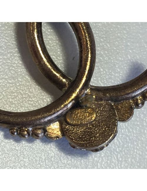 xxx Pin 's CHANEL CC en métal doré vieilli, perles nacrées et strass