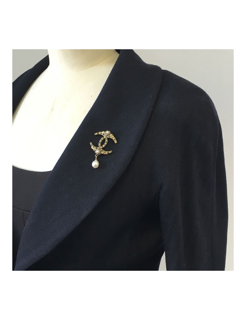 CHANEL CC metal gold, pearly pearls and rhinestone pins