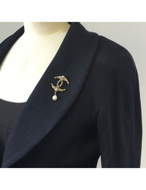 xxx Pin 's CHANEL CC en métal doré vieilli, perles nacrées et strass
