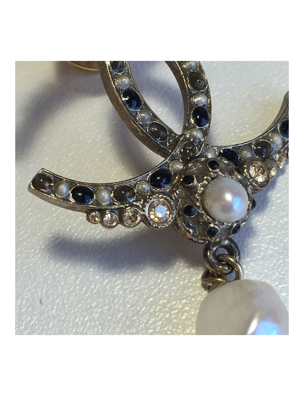 xxx Pin 's CHANEL CC en métal doré vieilli, perles nacrées et strass