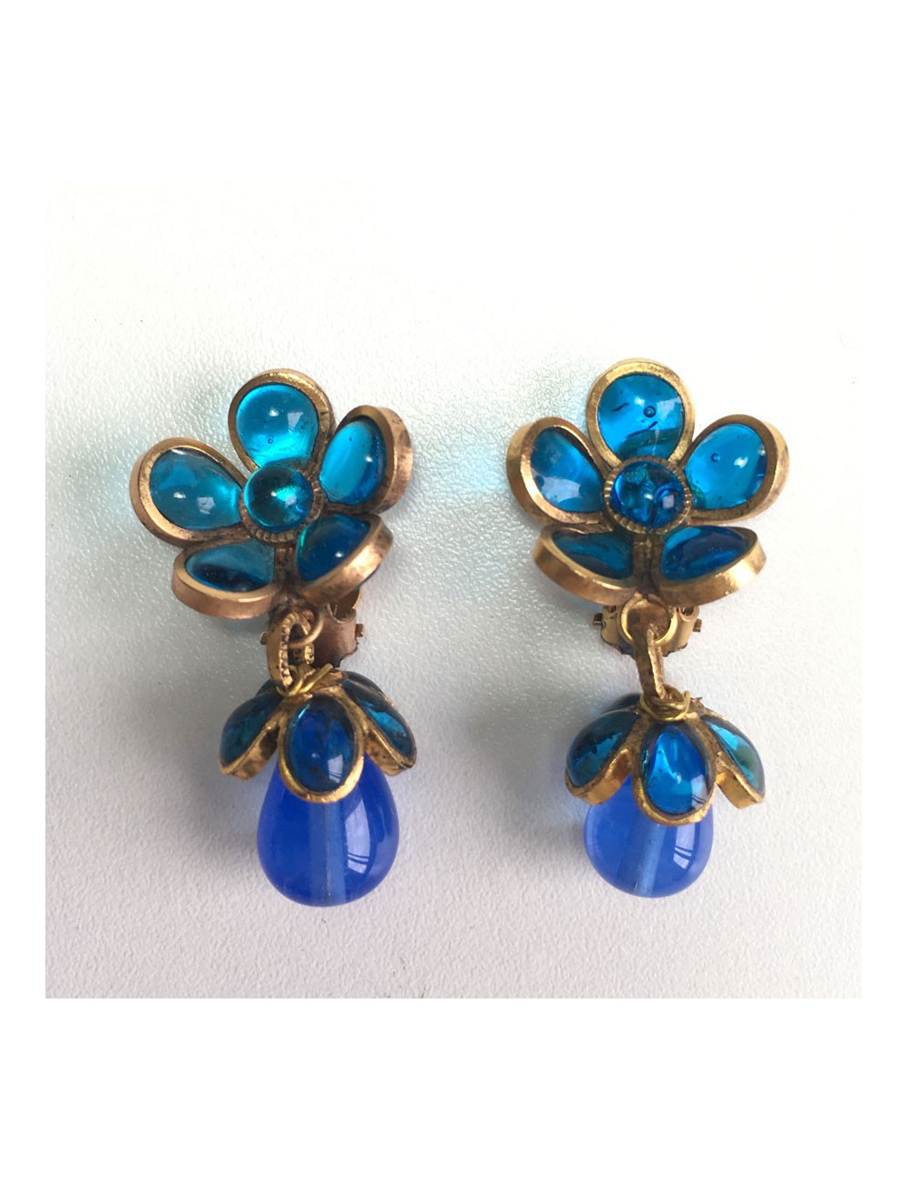 Boucles d'oreille Clips pendants MARGUERITE de VALOIS en pâte de verre bleue