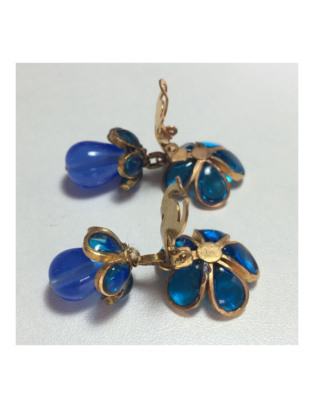 Boucles d'oreille Clips pendants MARGUERITE de VALOIS en pâte de verre bleue