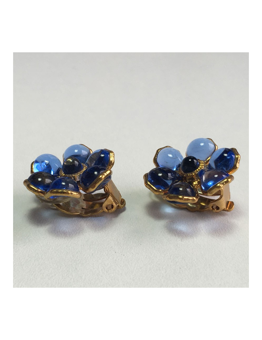 Boucles d'oreille clips MARGUERITE de VALOIS en pâte de verre bleue