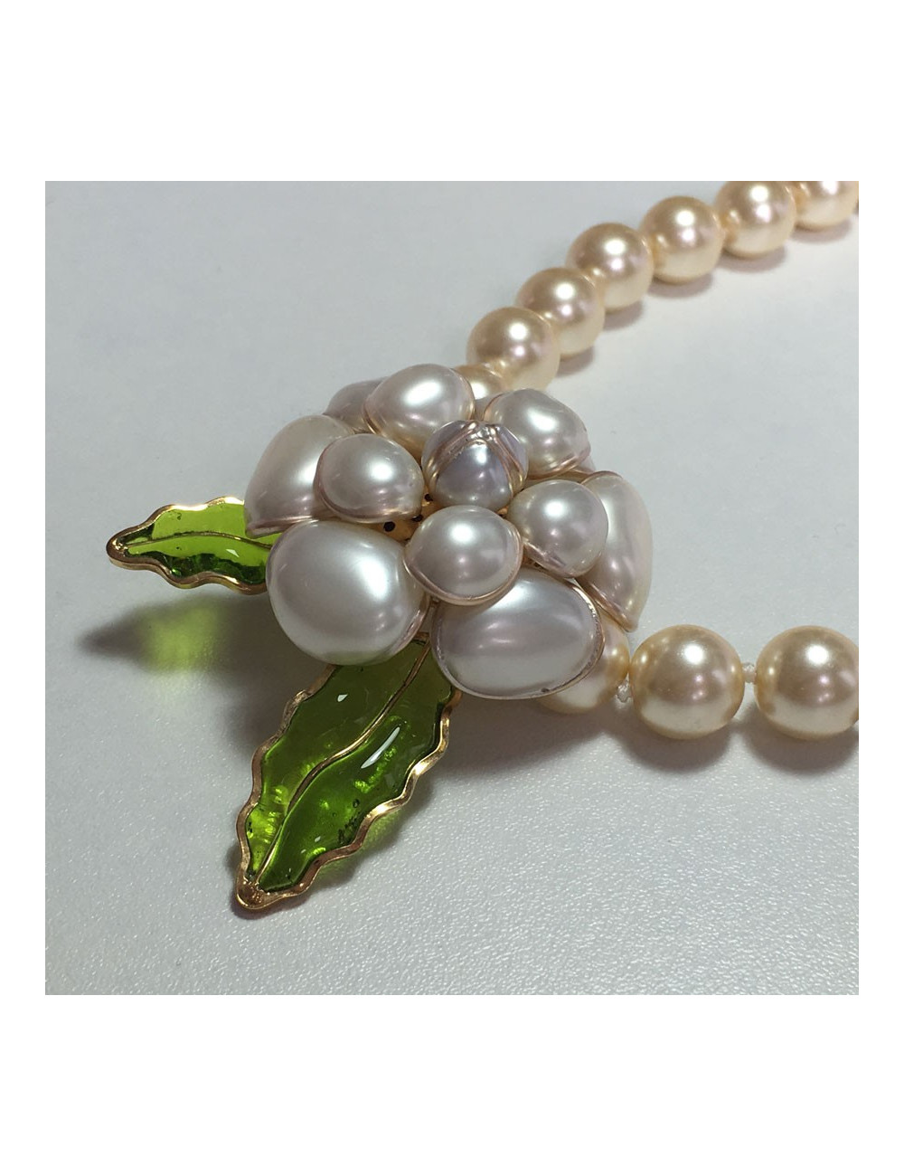 Collier camélia MARGUERITE de VALOIS en perles nacrées et feuilles vertes