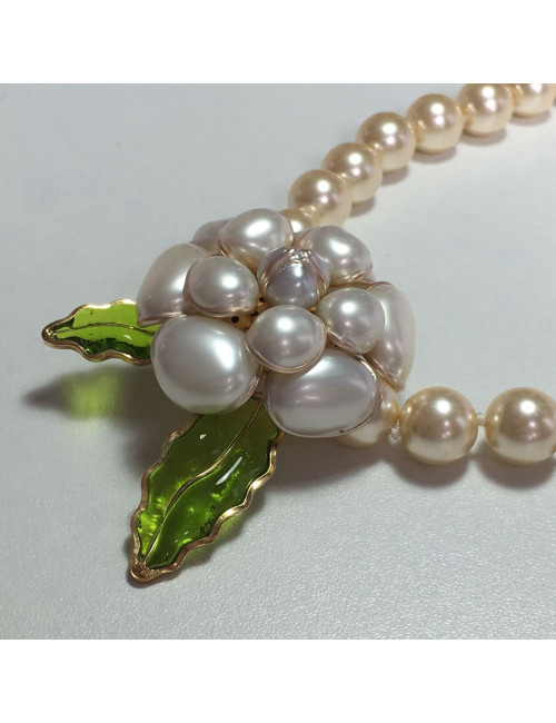Collier camélia MARGUERITE de VALOIS en perles nacrées et feuilles vertes