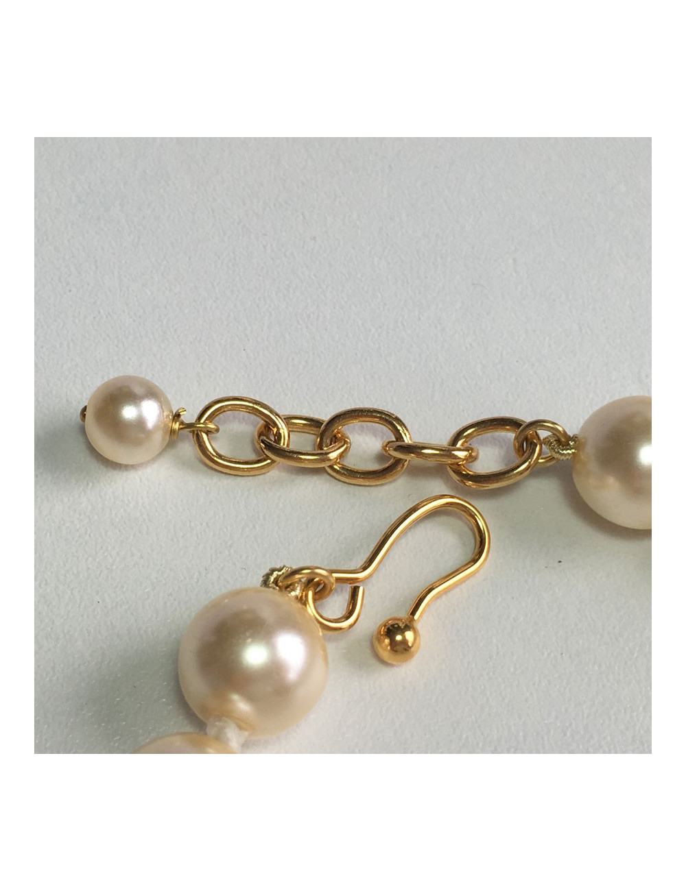 Collier camélia MARGUERITE de VALOIS en perles nacrées et feuilles vertes