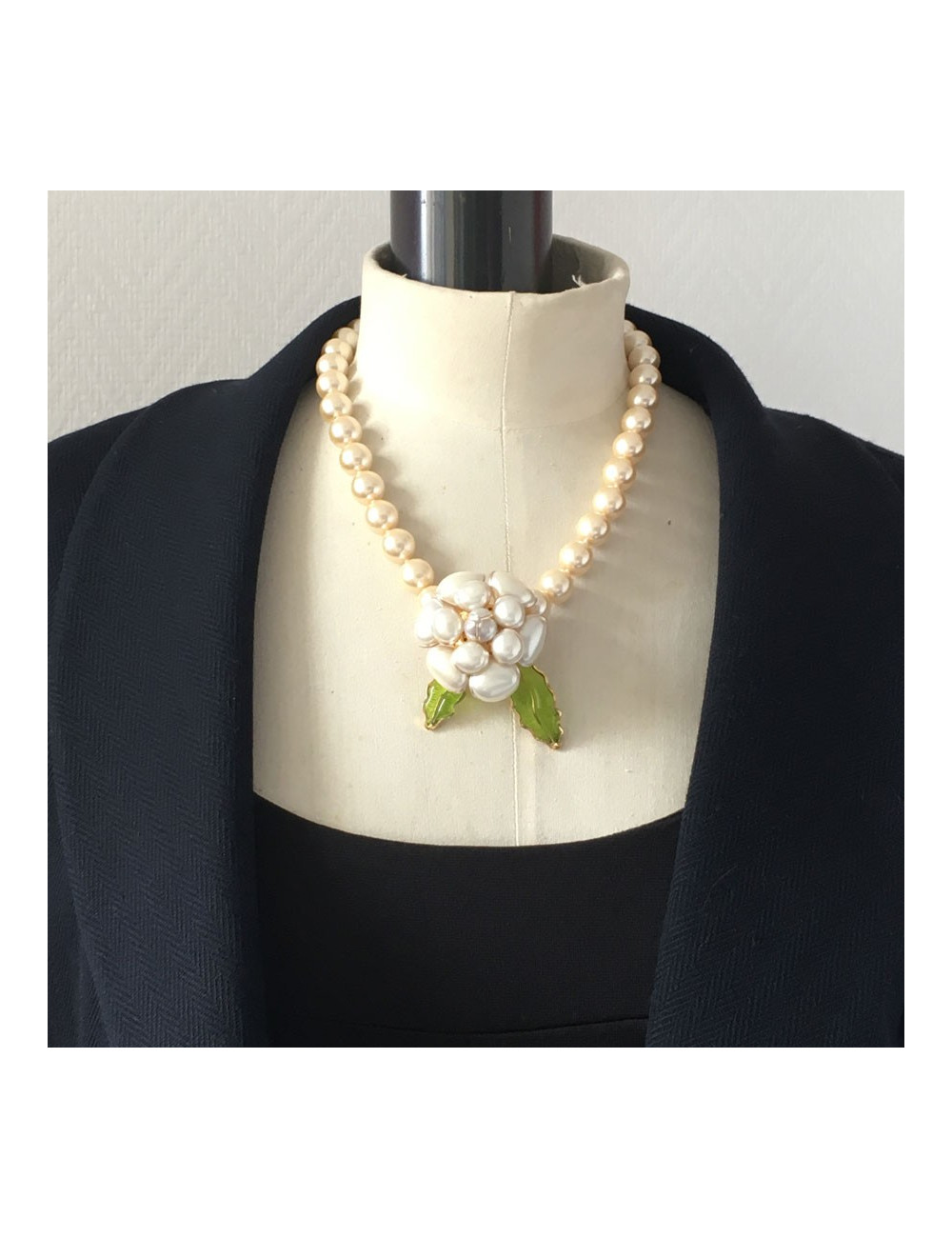 Collier camélia MARGUERITE de VALOIS en perles nacrées et feuilles vertes
