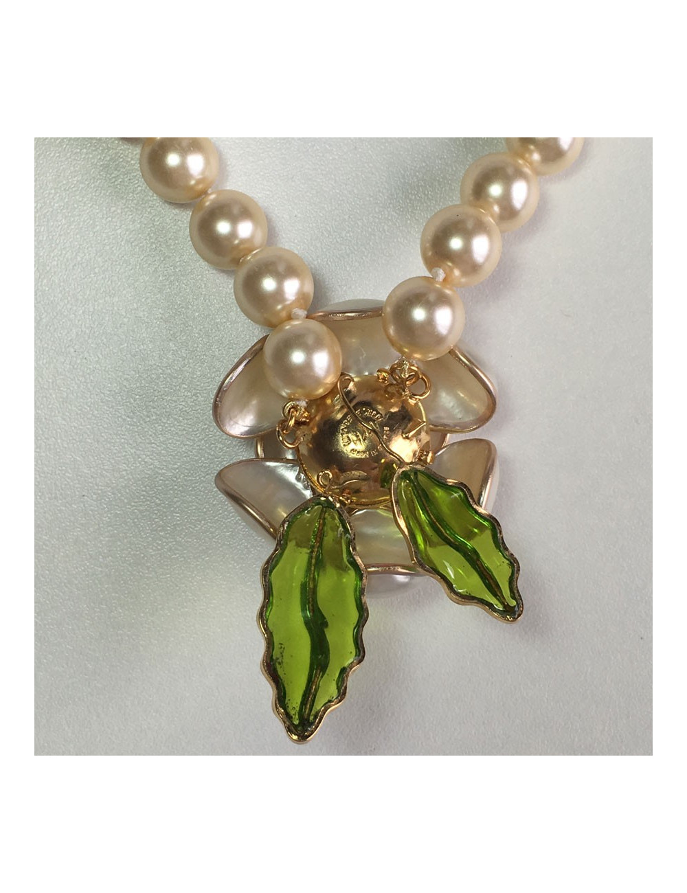 Collier camélia MARGUERITE de VALOIS en perles nacrées et feuilles vertes