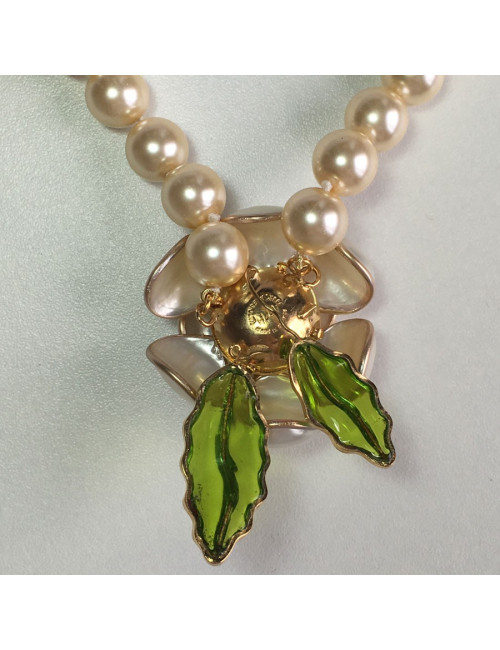 Collier camélia MARGUERITE de VALOIS en perles nacrées et feuilles vertes