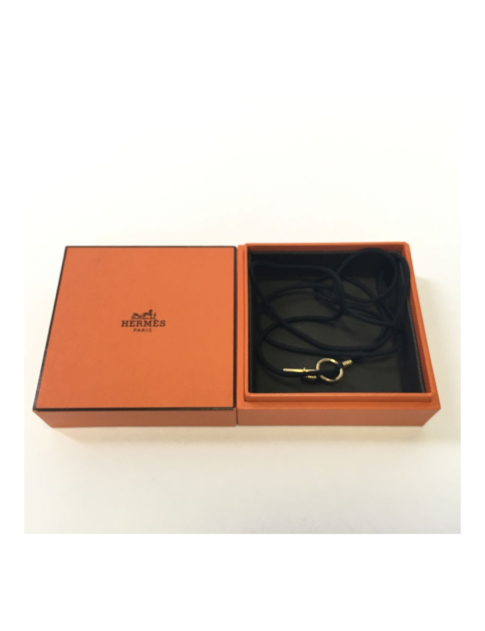 xxx Collier HERMES en or et cordon en tissu noir